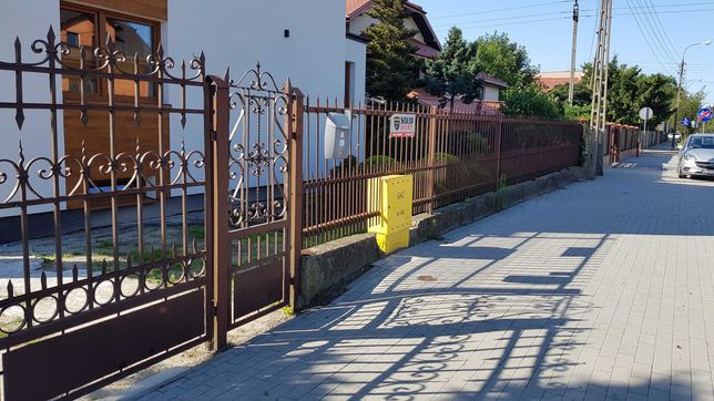 Ogrodzenie z bramą i furtką 24 mb oraz barierki około 12 mb
