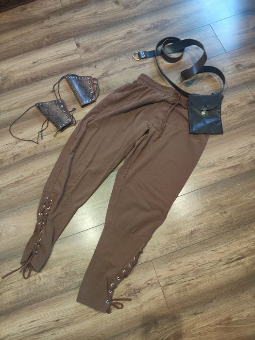 Spodnie średniowieczne cosplay męski fantasy sesja zdjęciowa