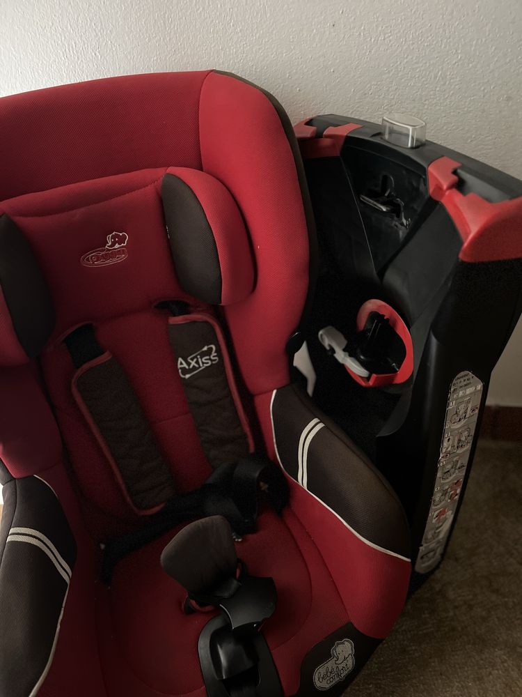 Cadeirinha Auto da marca Bebé Confort modelo Axiss rotativa a 90°