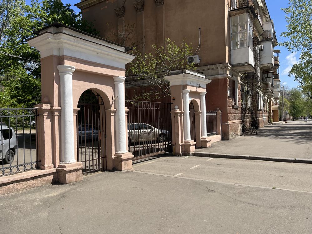 Продаж великої 2к.к. Сталінки в Центрі, вул. Декабристів, біля «Казки»