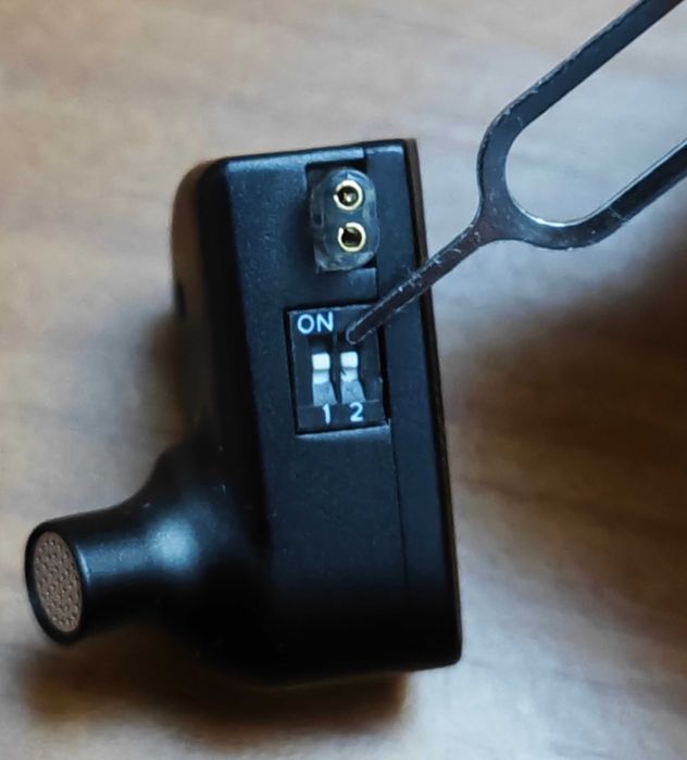 Fones IEM CVJ Assassin gaming com microfone e vibração háptica