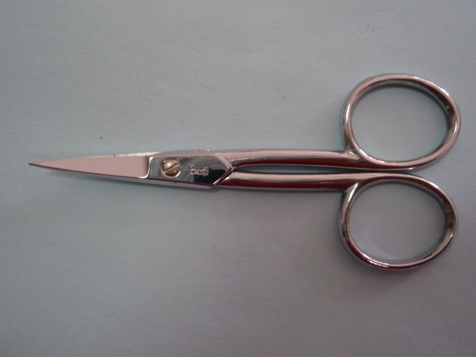 Tesoura de bordar, em aço, curva - Nova