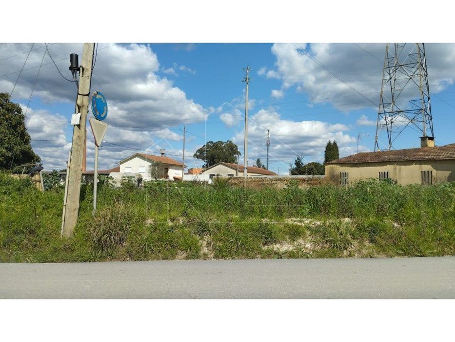 Terreno urbanizável em Aguada de Cima