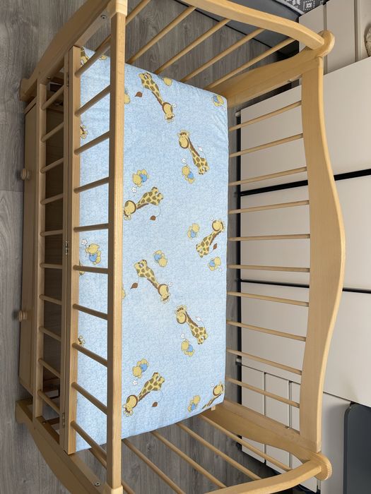 Дитяче ліжечко з матрацом