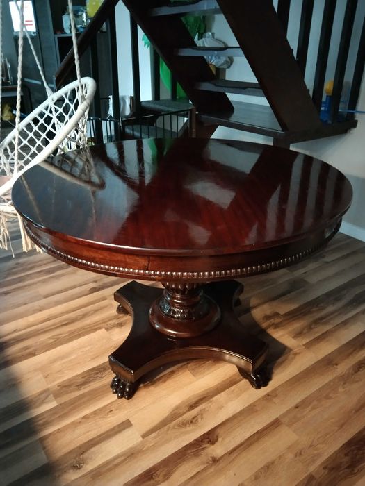 Stylizowany, antyczny okrągły stół z krzesłami