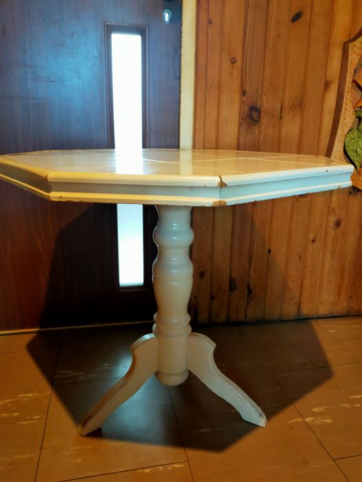 Stolik kawowy drewniany biały z blatem z płytek ceramicznych