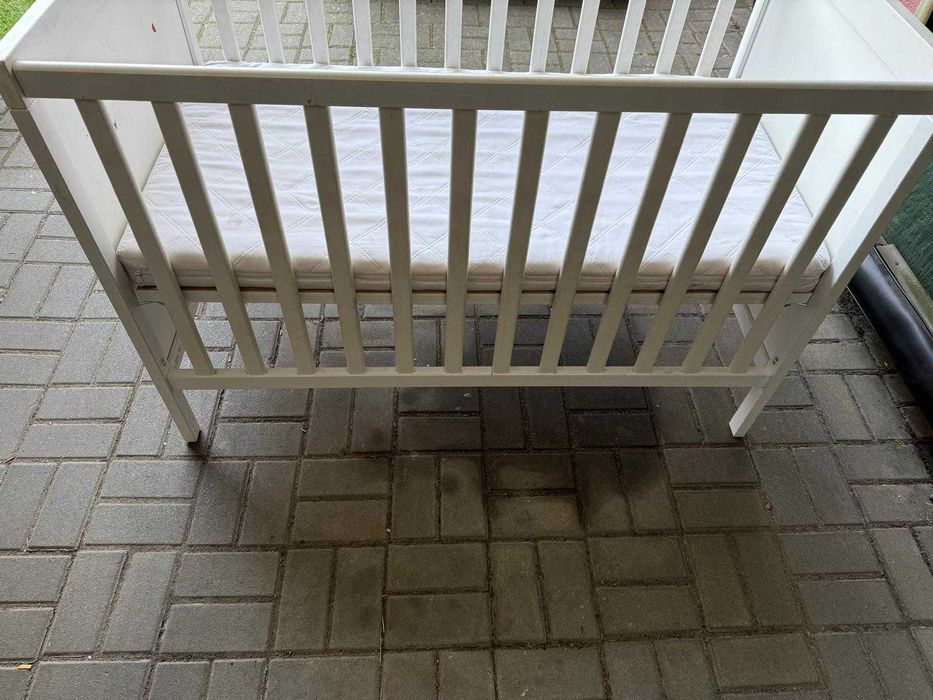 Białe Drewniane Łóżeczko Niemowlęce