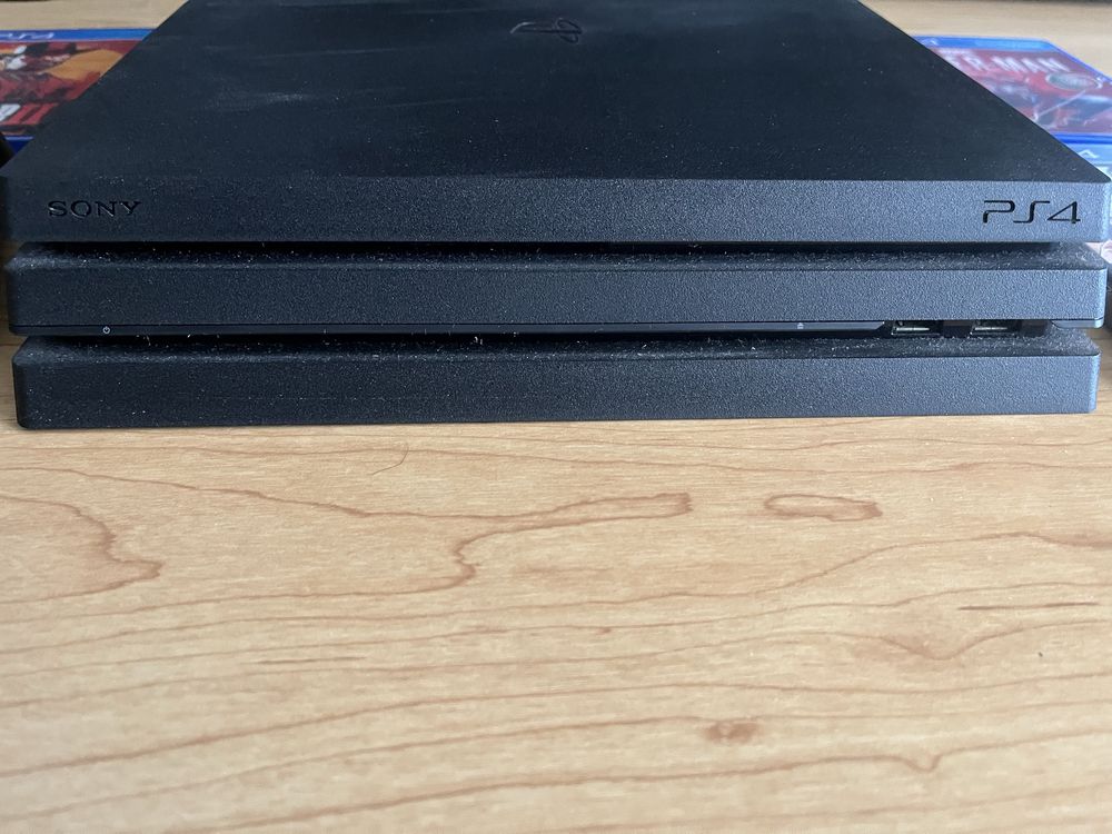 PS4 C/ Comandos e Jogos como novo