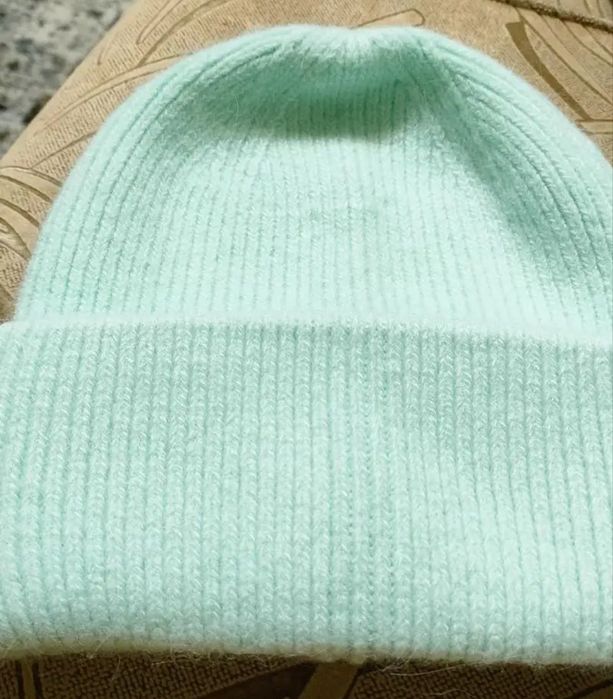 Тепла зимова шапка, колір м'ята, дуже класна .