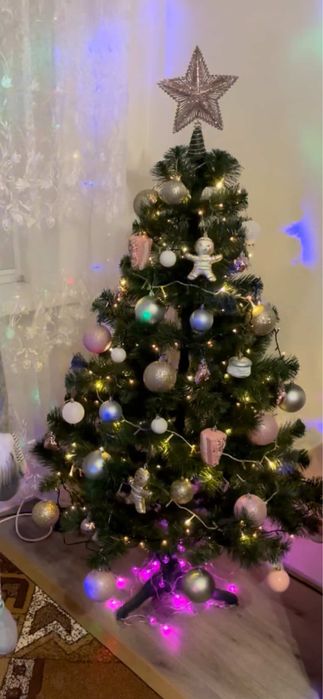 Продається ялинка 1,5 м зі всіма новорічними іграшками , що на ній .