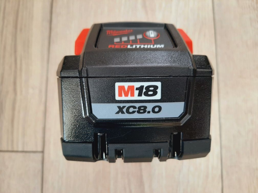 Новый аккумулятор батарея Milwaukee 8Ач M18  48-11-1880 48-11-1865