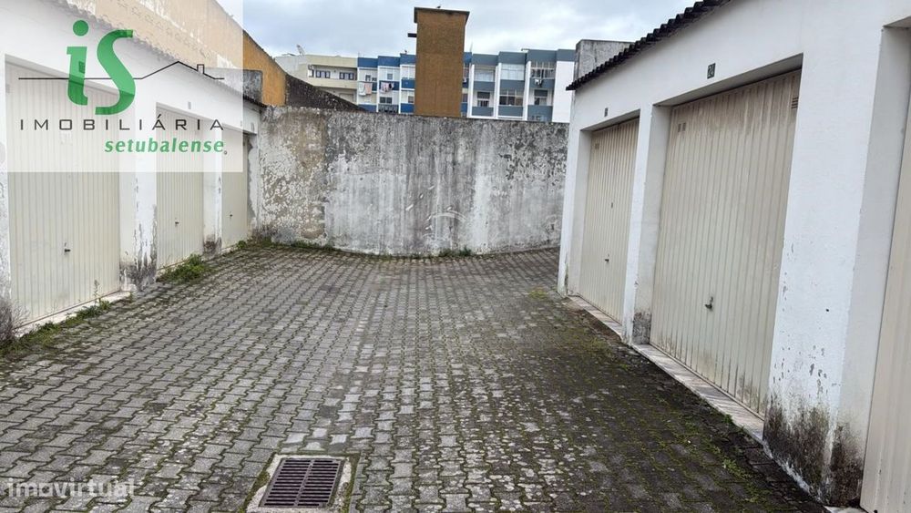 Garagem exterior rua centro emprego Setúbal