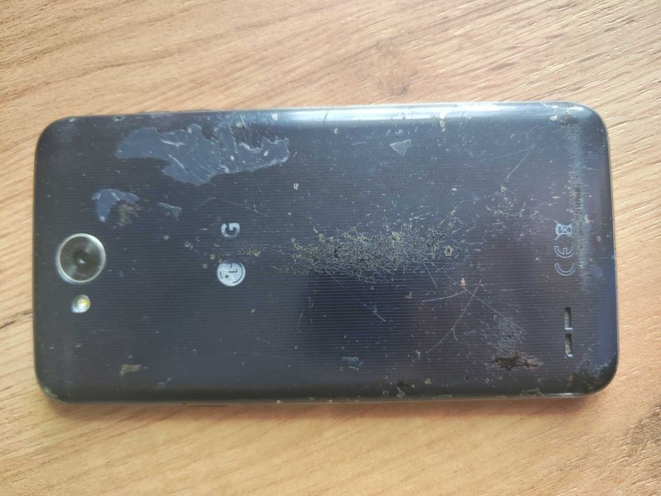 Telefon LG X Power 2 z ładowarką.