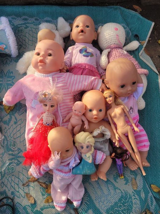 Детские куклы различных брендов и размеров.