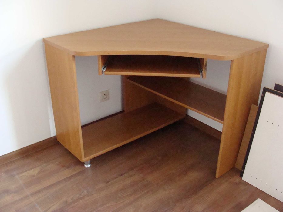 Biurko narożne z półką na klawiaturę. Gliwice