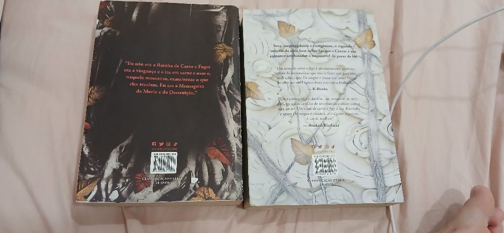 Volume 1 e 2 da saga DE SANGUE E CINZAS