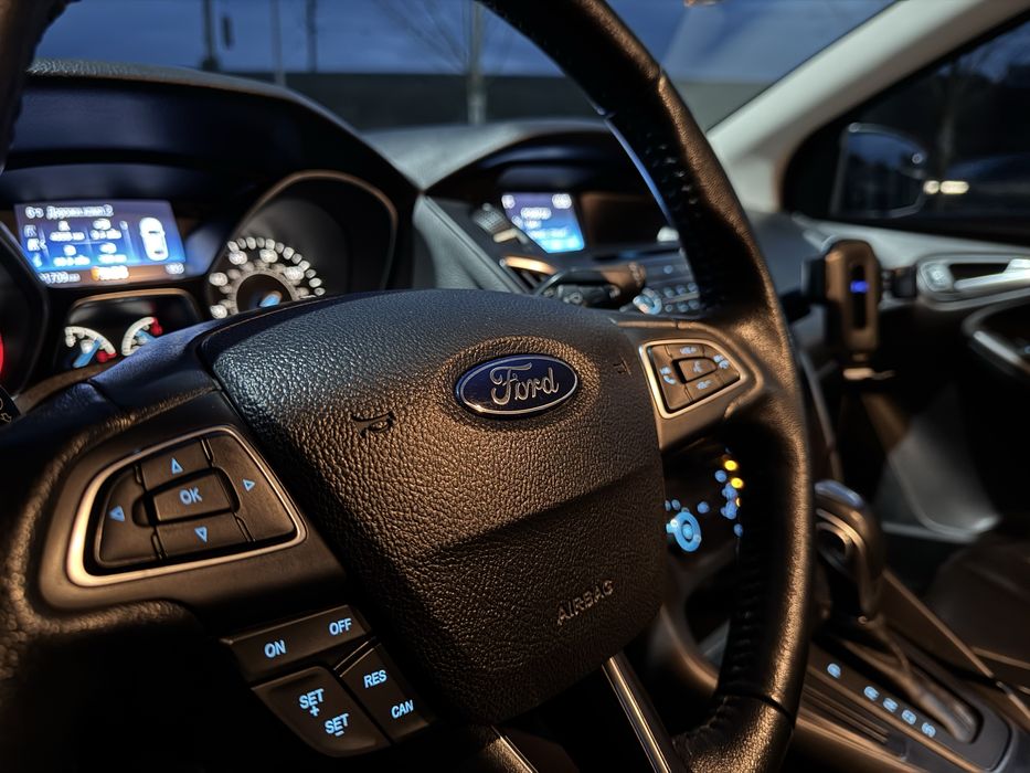 Економний та надійний автомобіль, салон в шкірі