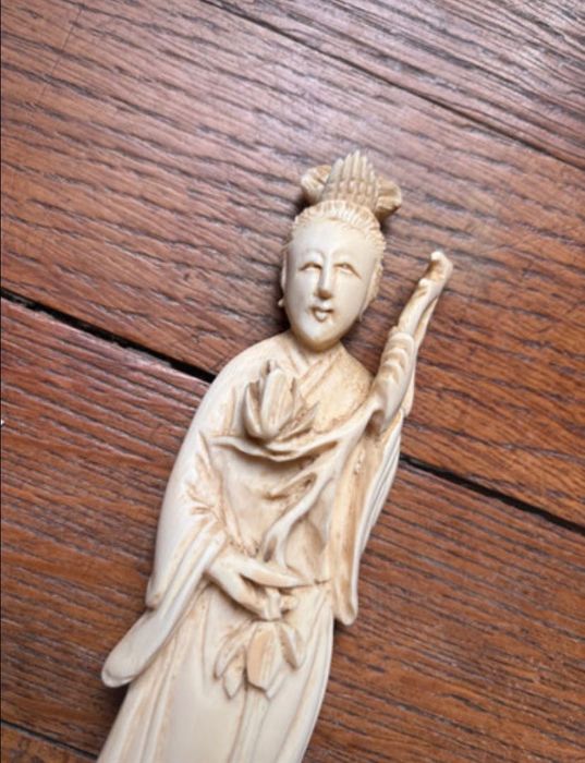 Antiga figura oriental de deusa okimono trabalhada