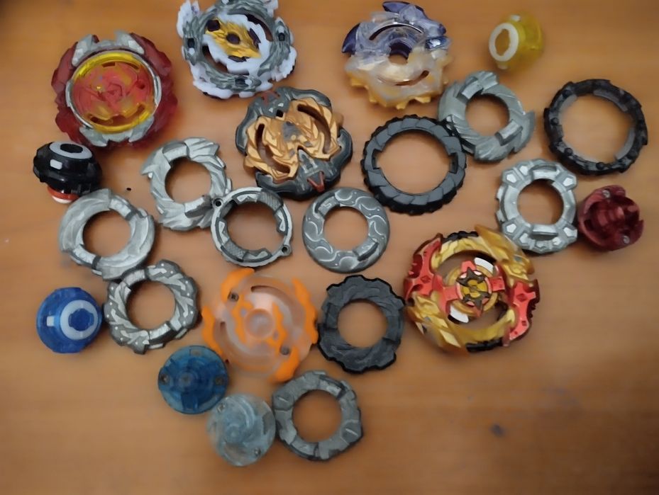 Бейблейд в наборі з спускачем кільцем та наконечником  назви в описі