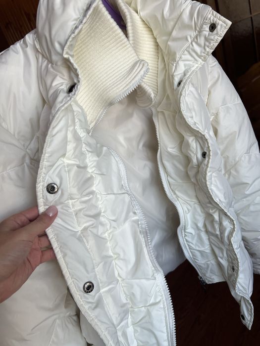 Жіночий пуховик з гусиного пуху.