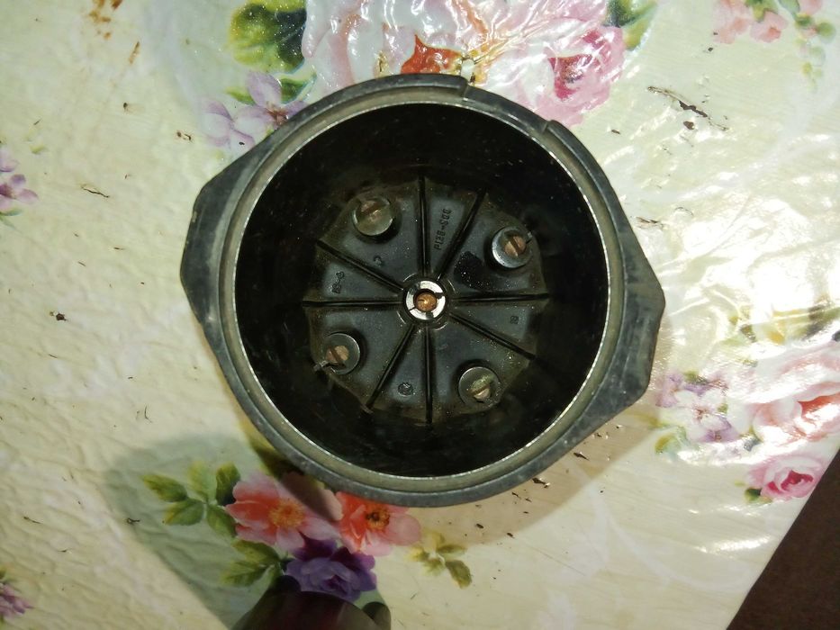 Коричневая и чёрная крышка трамблёра от ВАЗ 2101-2107 (цена за 2 шт.)