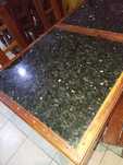 Mesa de Mogno e Granito do brasil  peso 35kge 2 cadeiras mogno
