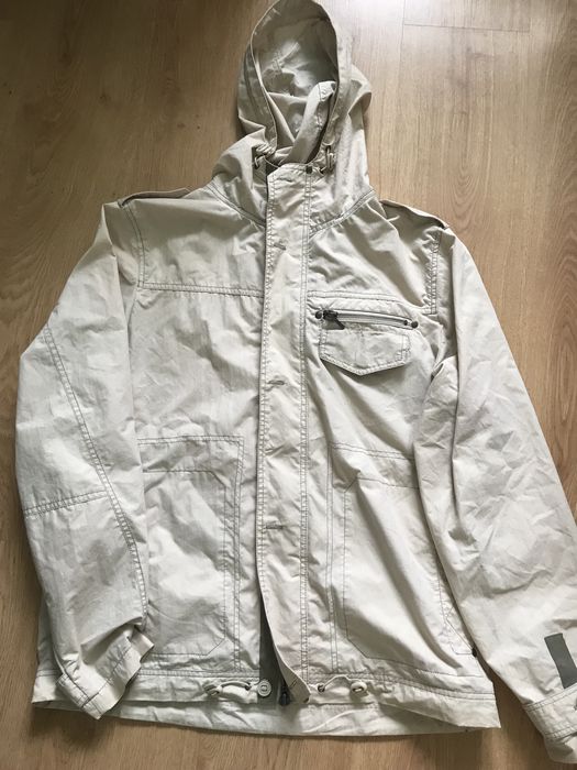 Beżowa kurtka przeciwdeszczowa