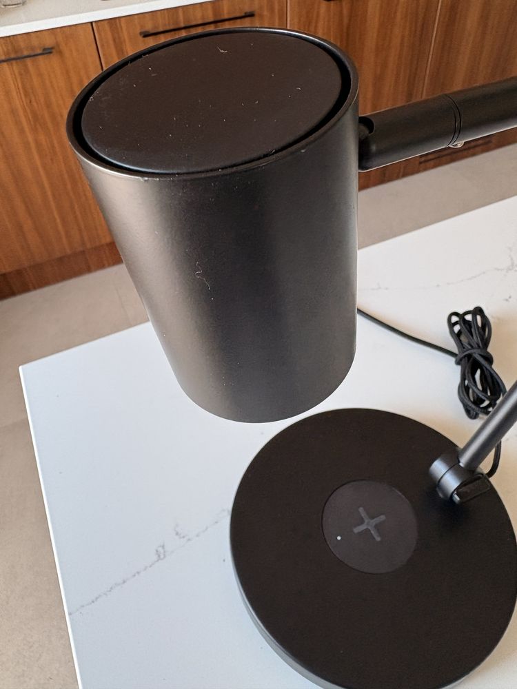 Lampka Ikea Nymane z ładowarką indukcyjną