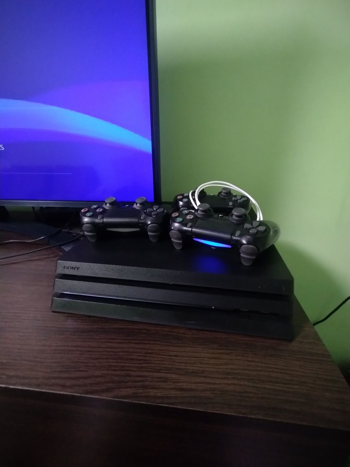 Playstation 4 PRO 1 TB 3 геймпада