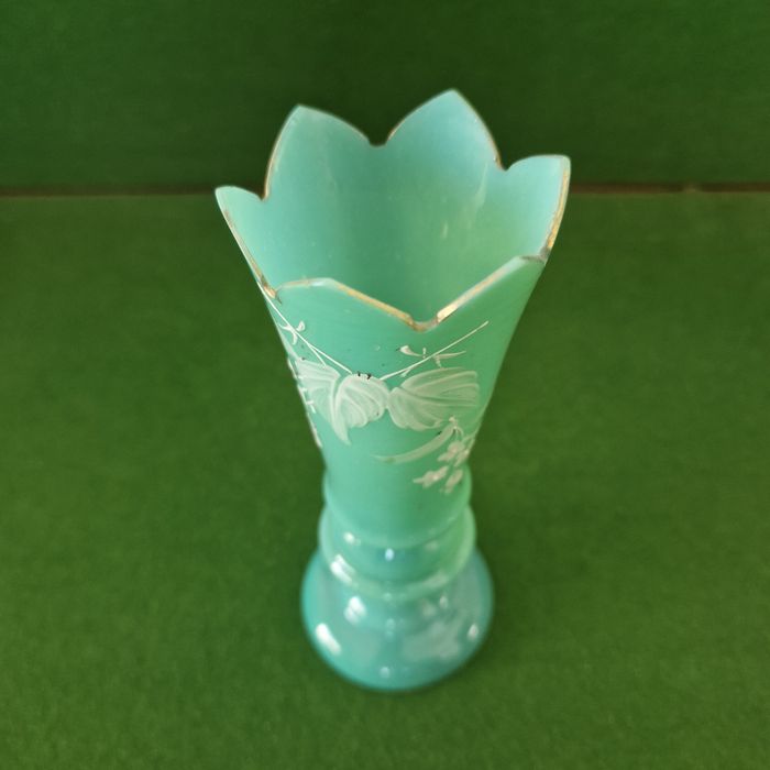 Jarra em vidro opalino verde