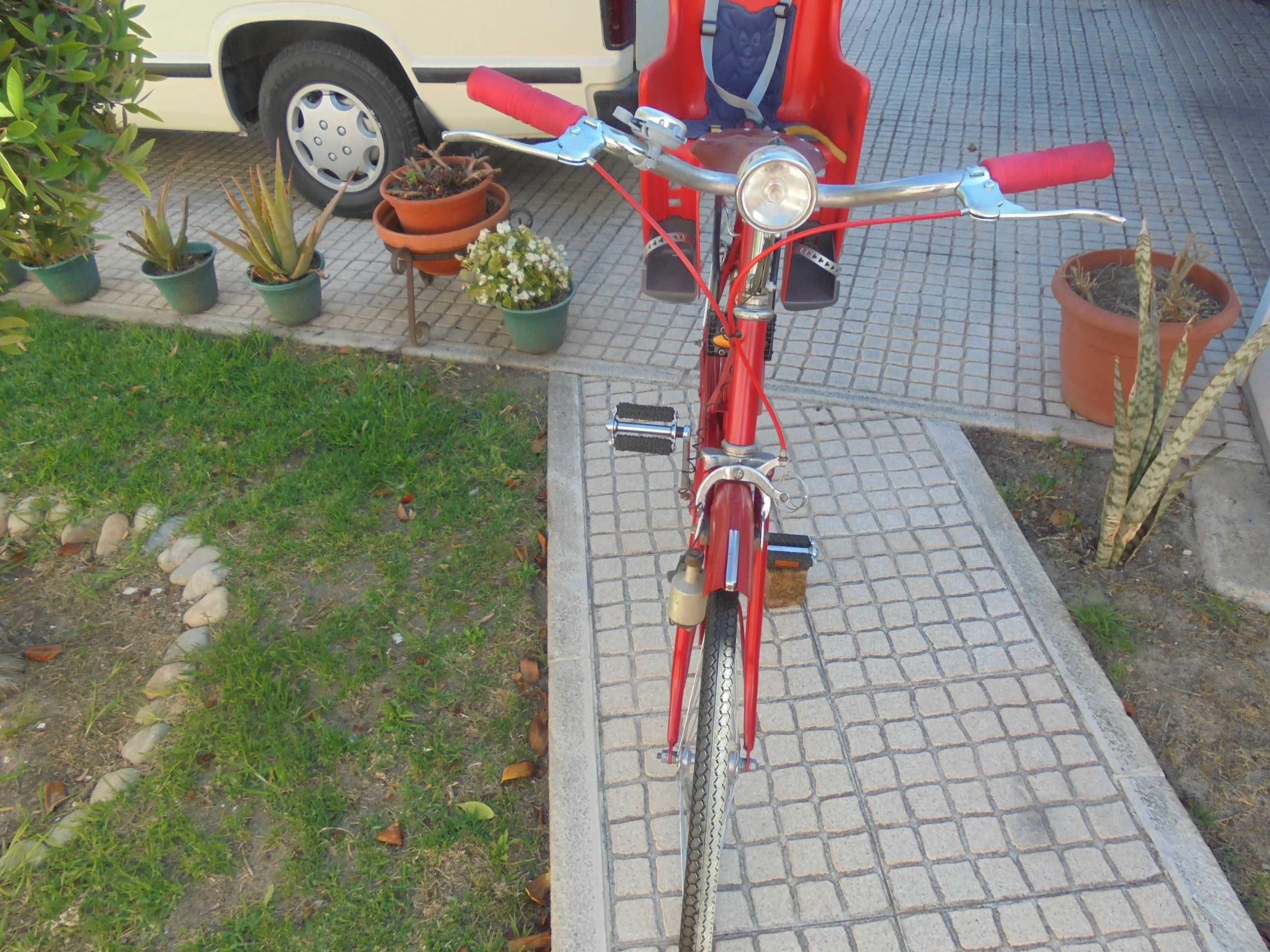 Bicicleta com cadeira infantils