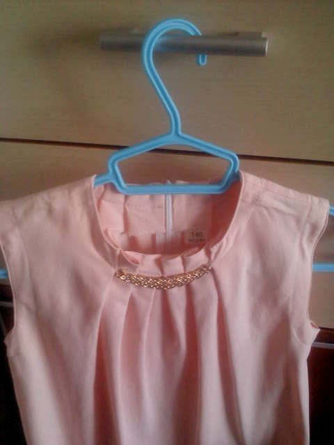Летнее платье из натуральной ткани нежно-персикового цвета рост 140