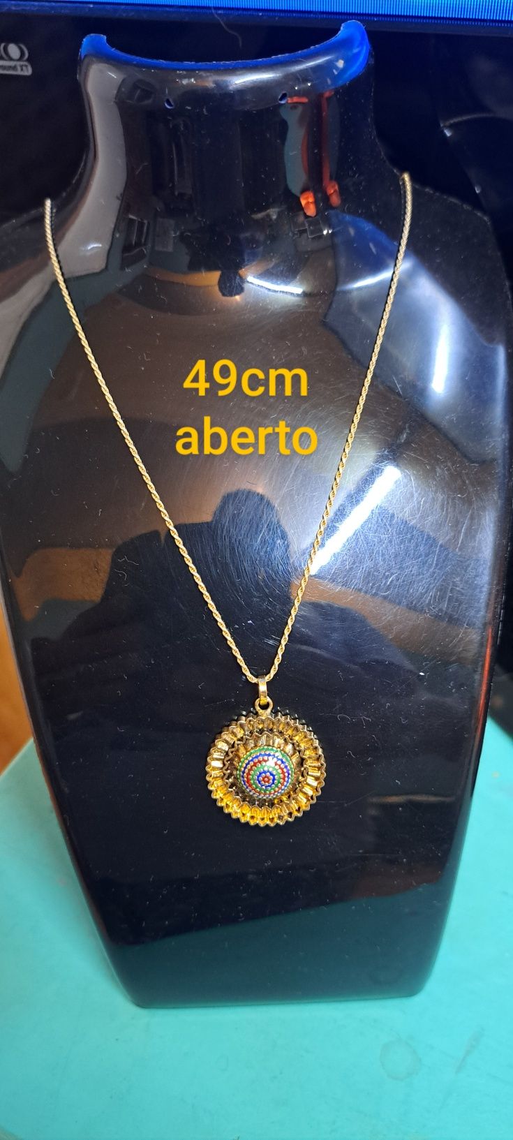 Fios em prata dourada contrastada.