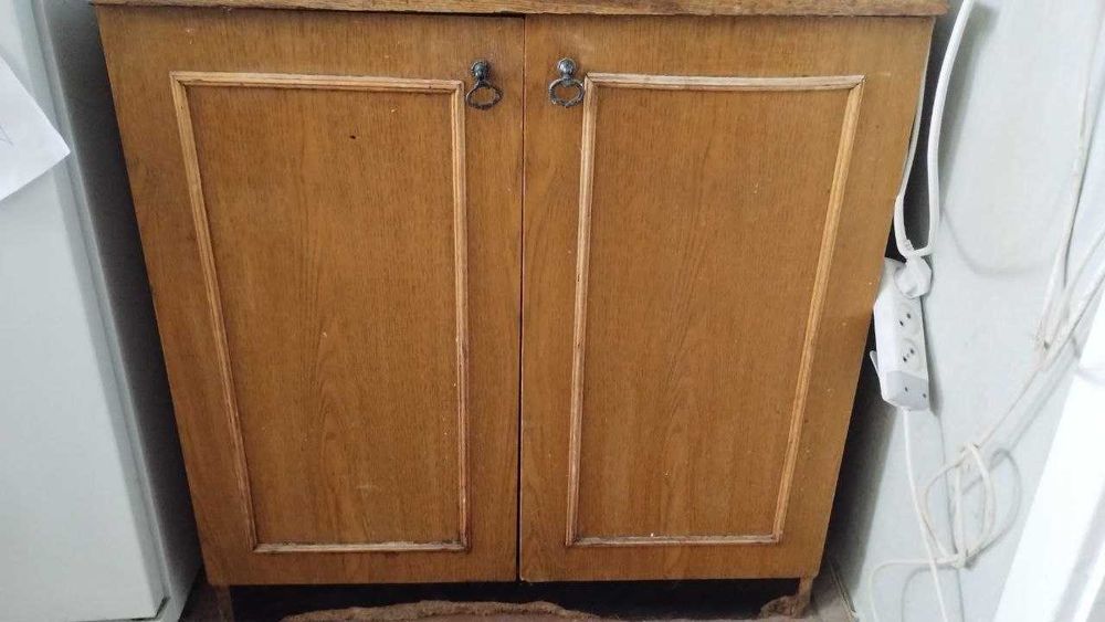 Продаю Кухонний Гарнітур Б/У (3 тумби + 3 шафки).