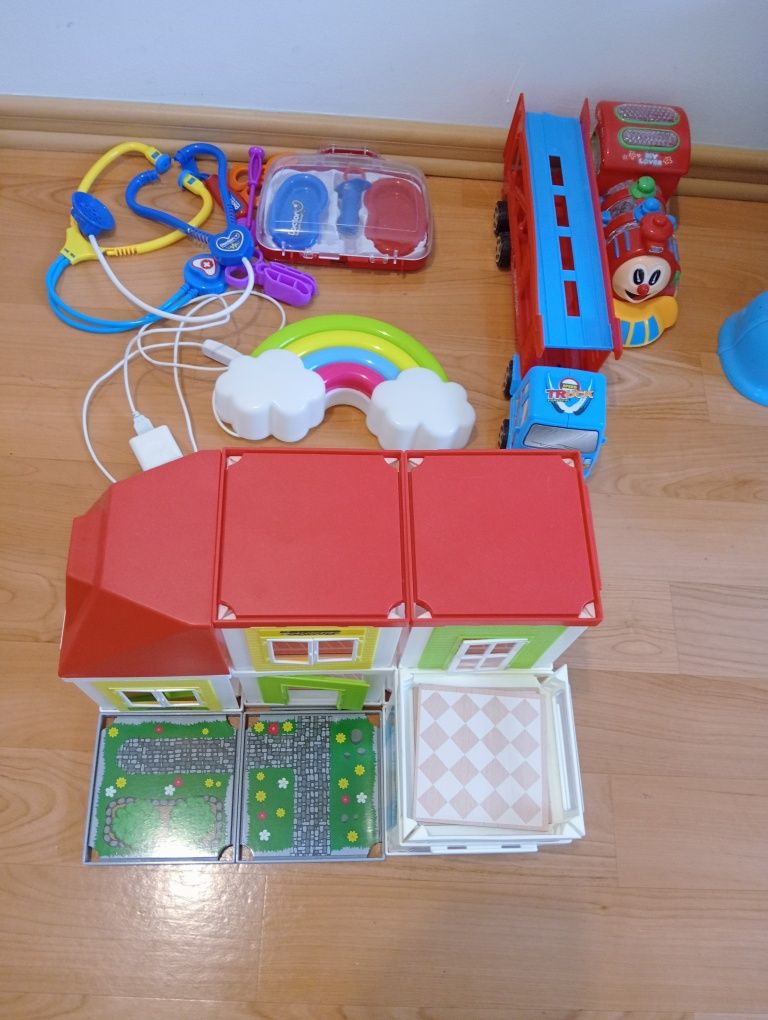 Domek dla lalek plastikowy, lampka,pociąg na baterie,samochód laweta