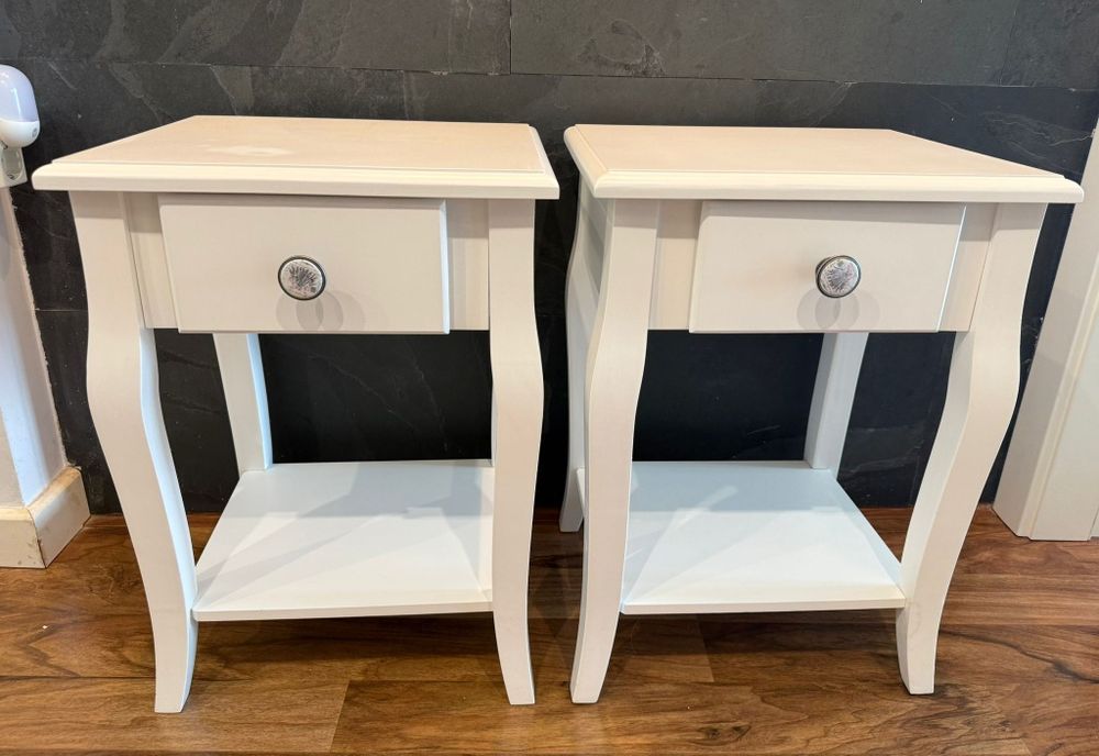 Conj. de mesinha de cabeceira branca com gaveta. Cada mesinha 15€
