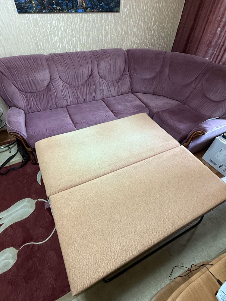 Продам Диван угловой ( Малиновый бархат )
