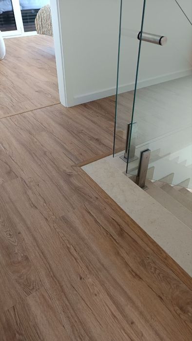 Colocação de pavimentos flutuante, vinílico