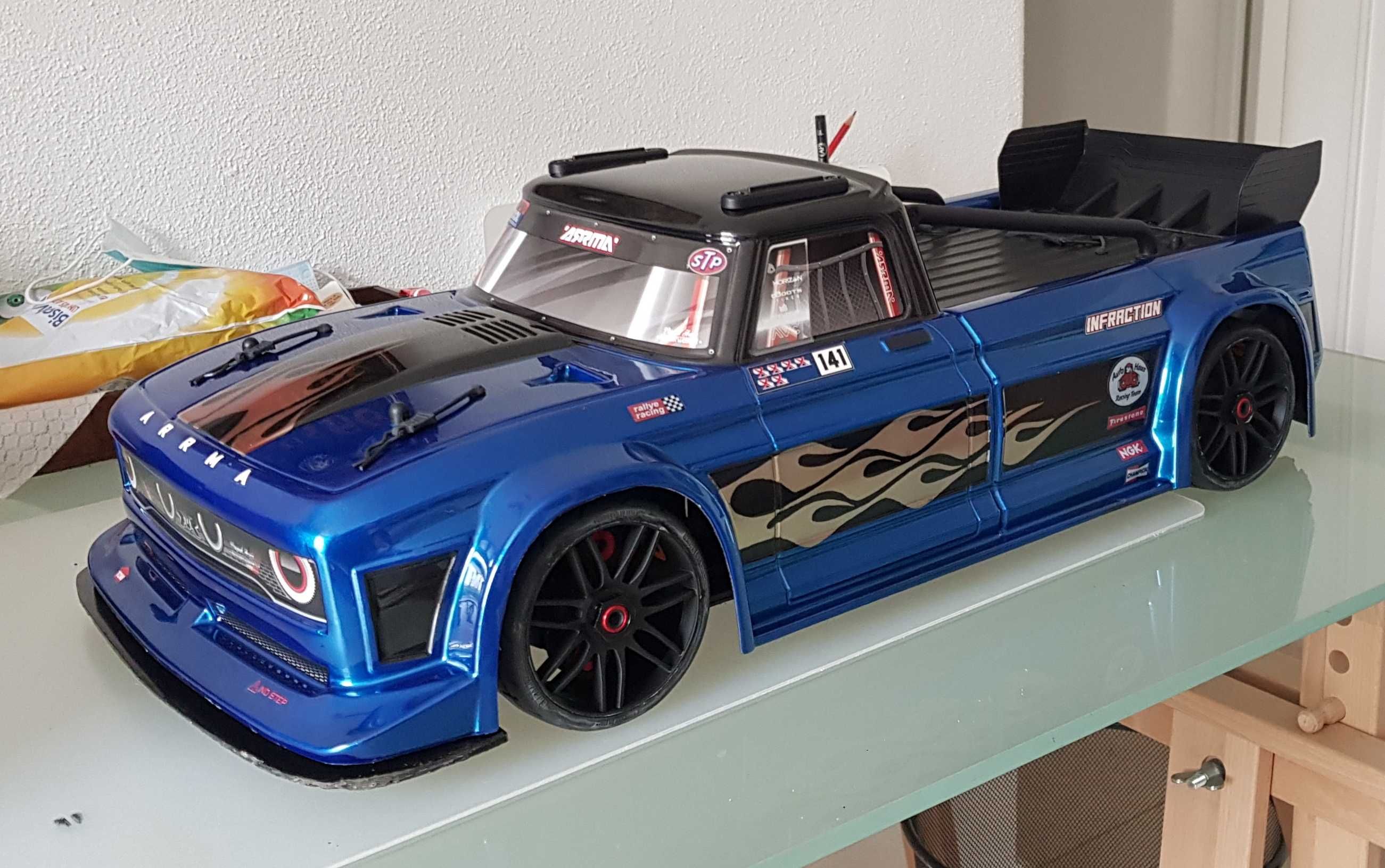 Vendo RC Arrma Infraction modificado.
