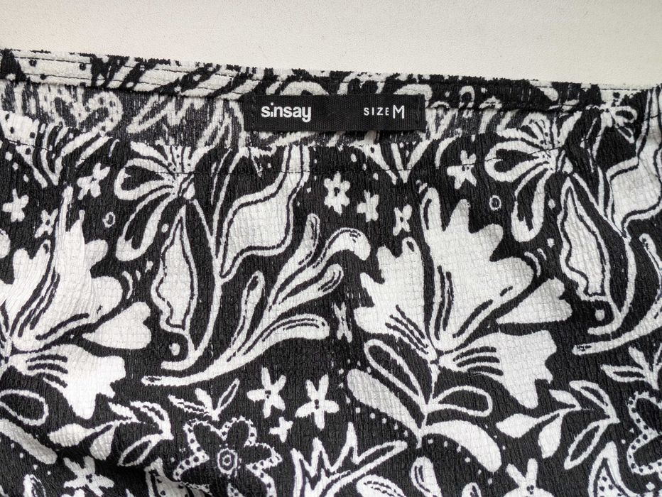Чорно-біла сукня у квітковий принт, розмір M, Sinsay