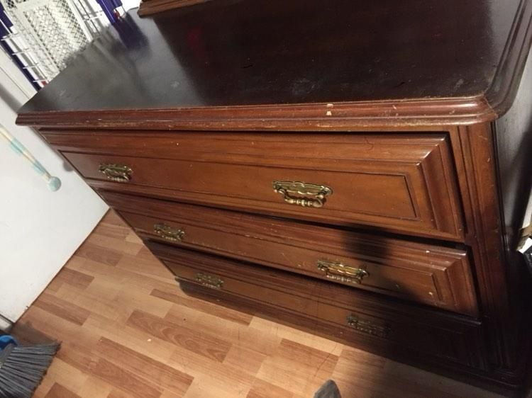 Cômoda de Madeira Maciça com Espelho – Estilo Clássico