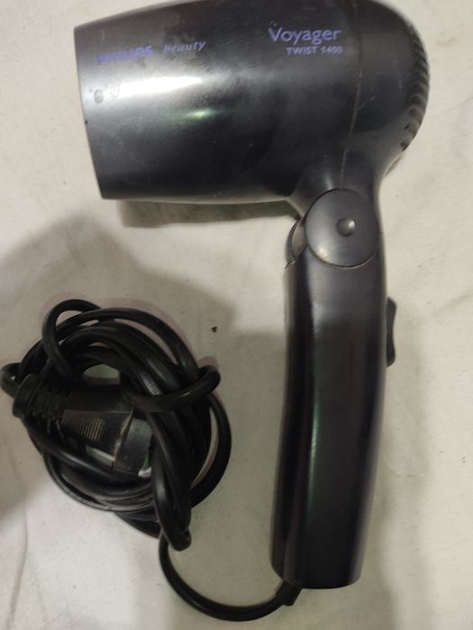 Для волосся електро щипці-плойка та фен.