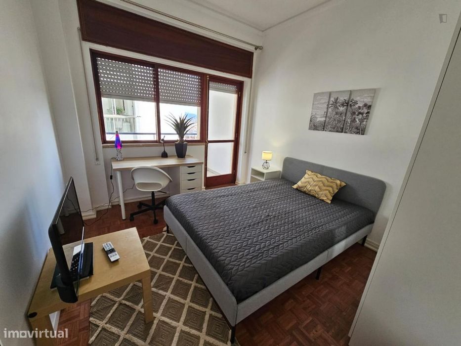 639945 - Quarto com cama de casal, com varanda...
