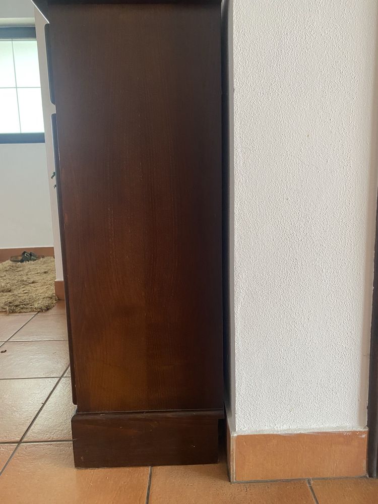 Móvel com prateleiras e gavetas em madeira