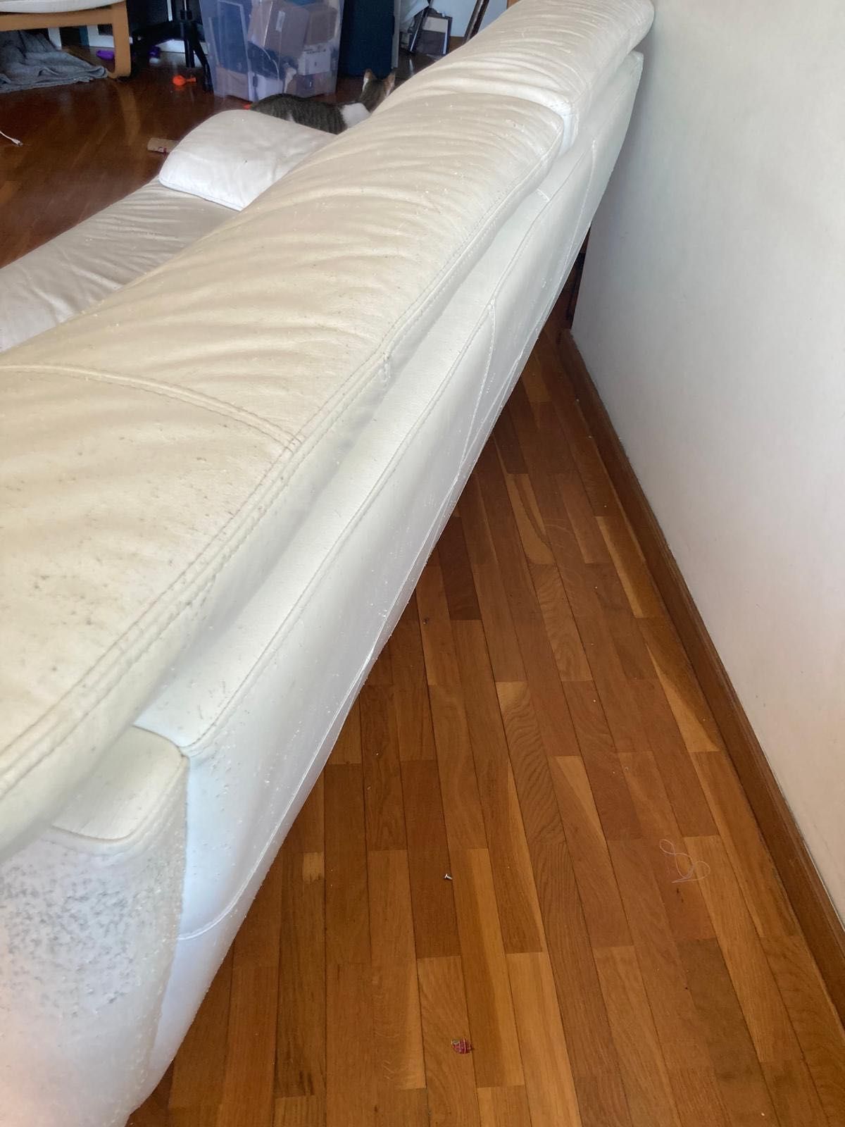 Sofá de 3 lugares, em pele branco Chateaux Dax usado.