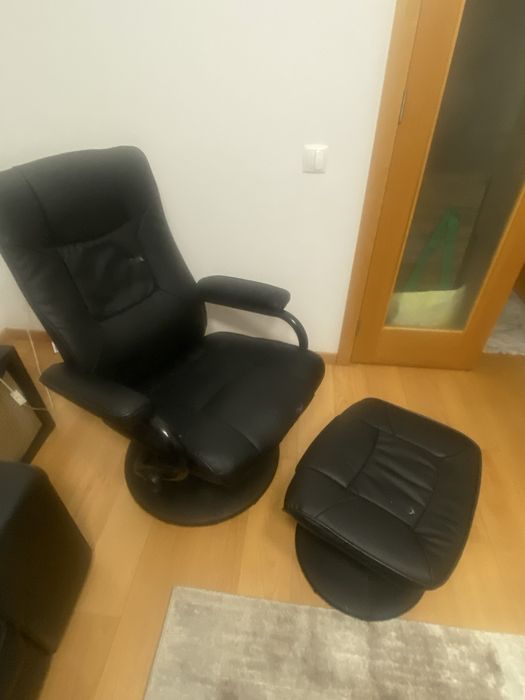 Cadeira encosto rotativa com apoio pes