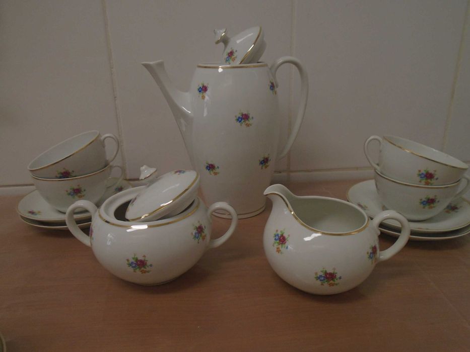 Serviço Chá  bonito e antigo. Cerâmica Candal