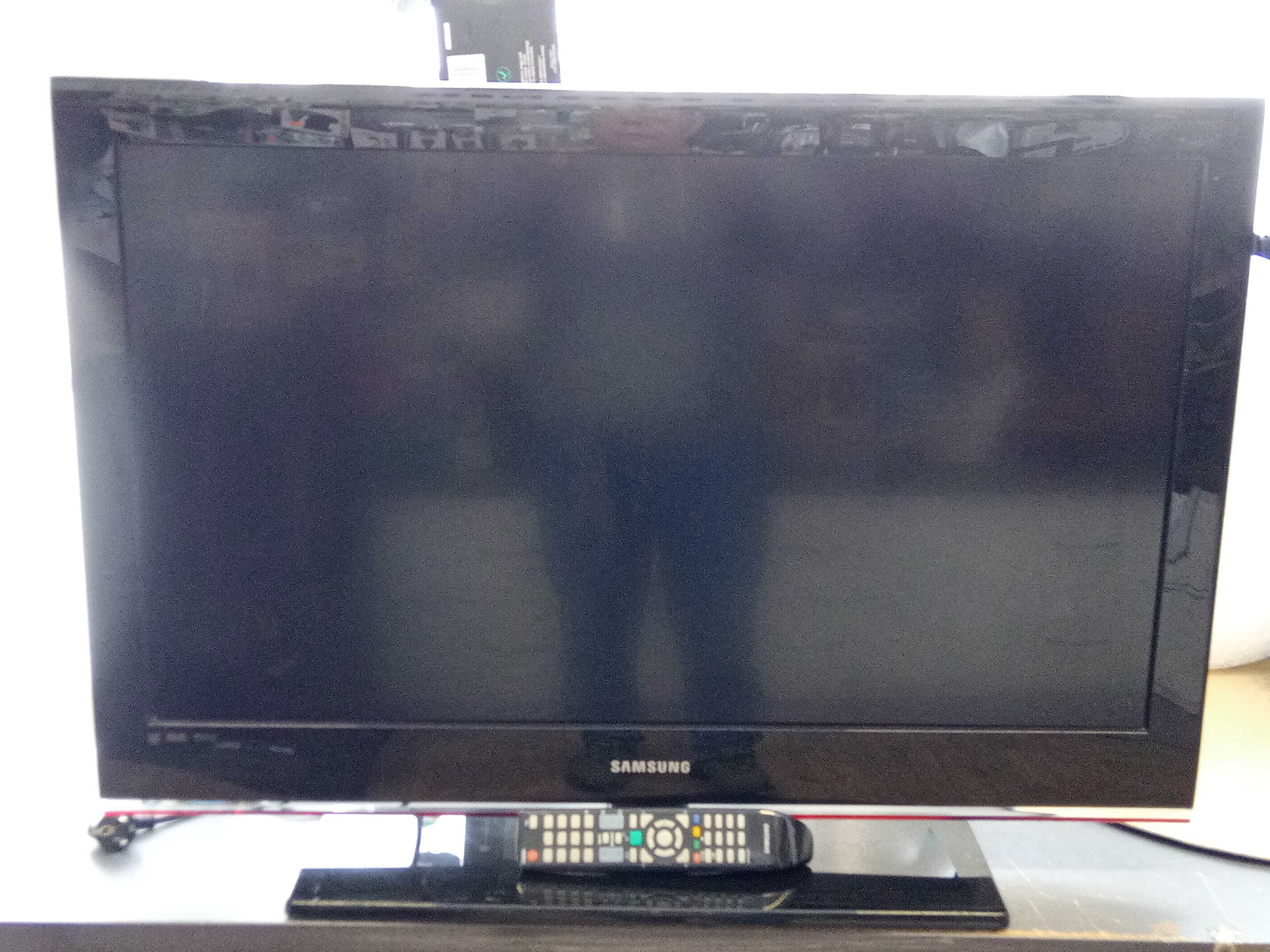 Telewizor używany Samsung 37cali mod.LCD LE37b530P7W PILOT+ucwyt ścien
