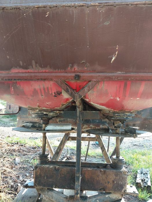 Rozsiewacza nawozu dwu talerzowy  hydrauliczne  otwieranie