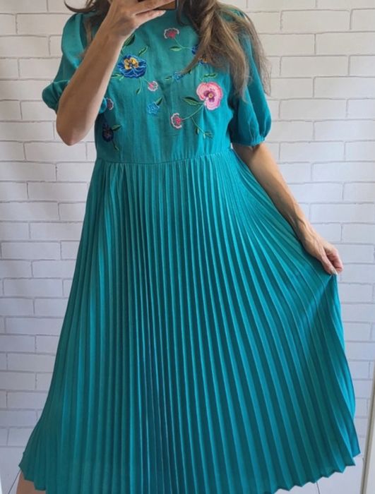 Piekna letnia plisowana sukienka midi z haftem XL